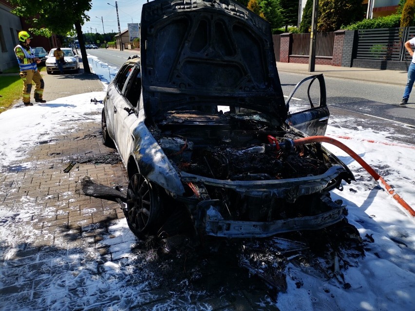 Strażacy z OSP Kamieńsk gasili pożar samochodu przy ul. Słowackiego