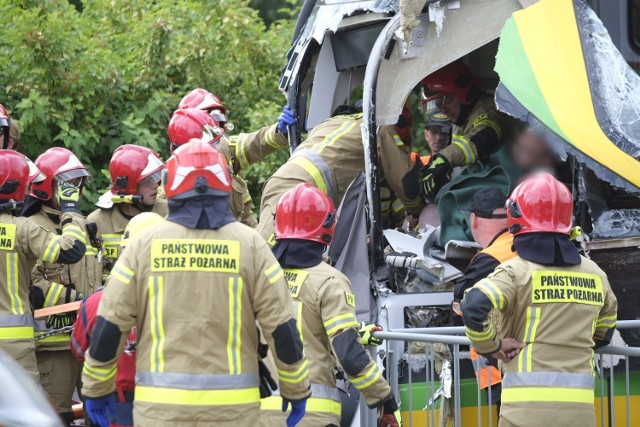 W wyniku zderzenia tramwajów rannych zostało 30 osób, w tym motorniczy, który został uwięziony w kabinie pojazdu