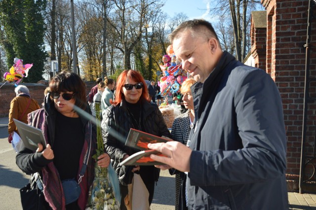 Kwesta na ratowanie zabytkowych nagrobków w Piotrkowie i tłumy odwiedzających piotrkowskie cmentarze, 31.10.2021