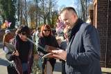 Tuż przed Wszystkich Świętych 2021 w Piotrkowie: Tłumy odwiedzających cmentarze i kwesta na ratowanie nagrobków ZDJĘCIA