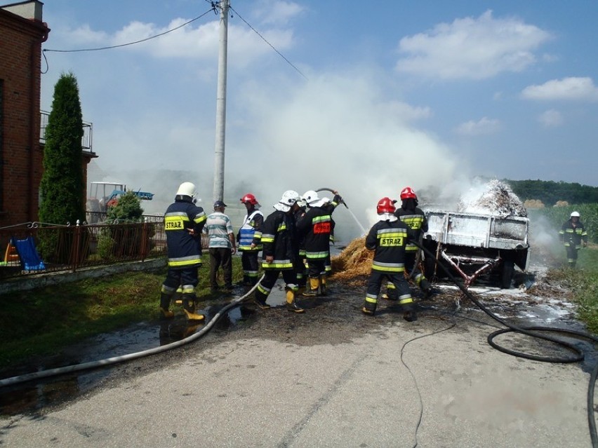 Pożar Duszna Górka - Przyczepy ze słomą w płomieniach