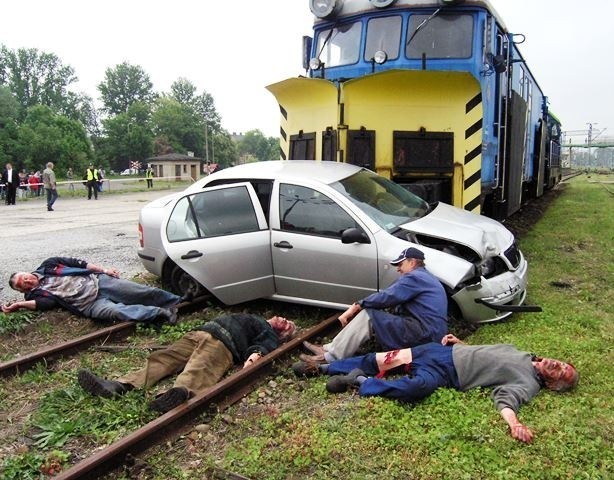 Bielsko-Biała: Pociąg uderzył w samochód na przejeździe kolejowym. To część kampanii [ZDJĘCIA]