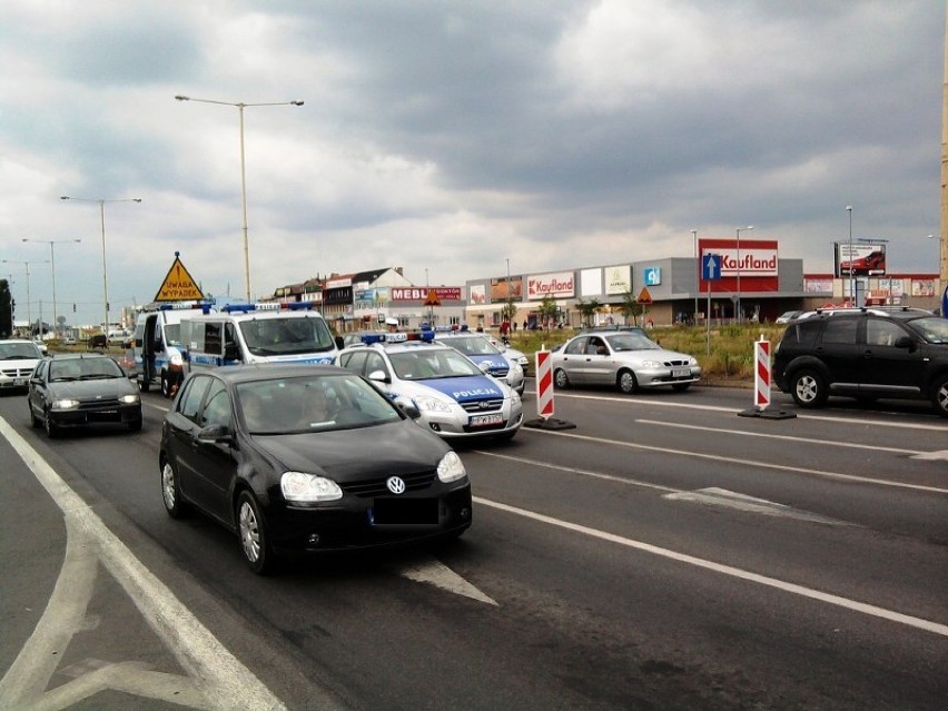 Na ulicy Struga policyjny motocykl uderzył w jadący przed...