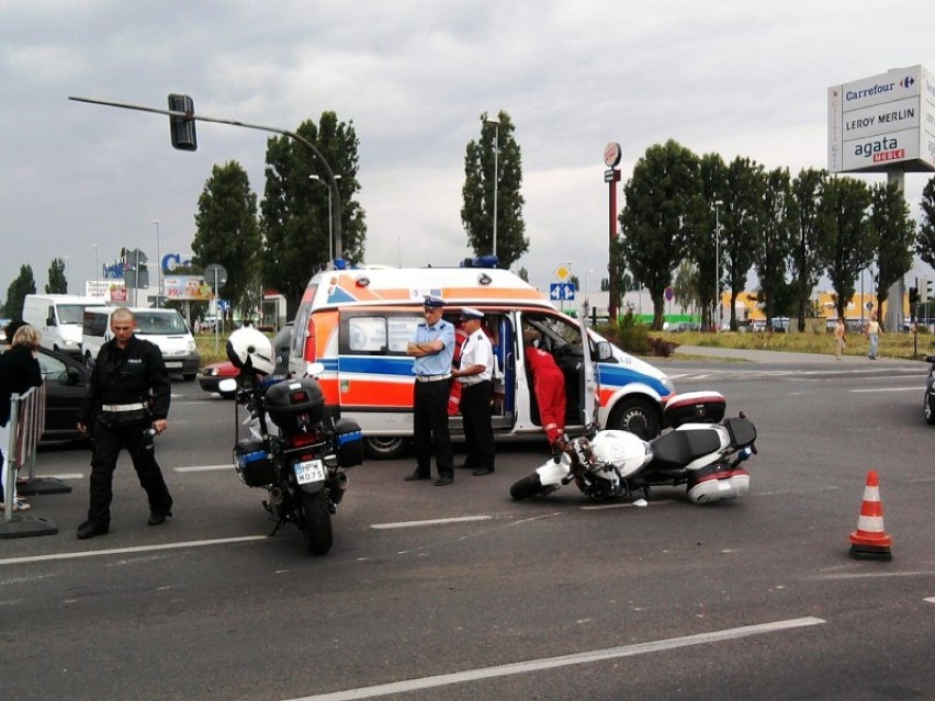 Na ulicy Struga policyjny motocykl uderzył w jadący przed...