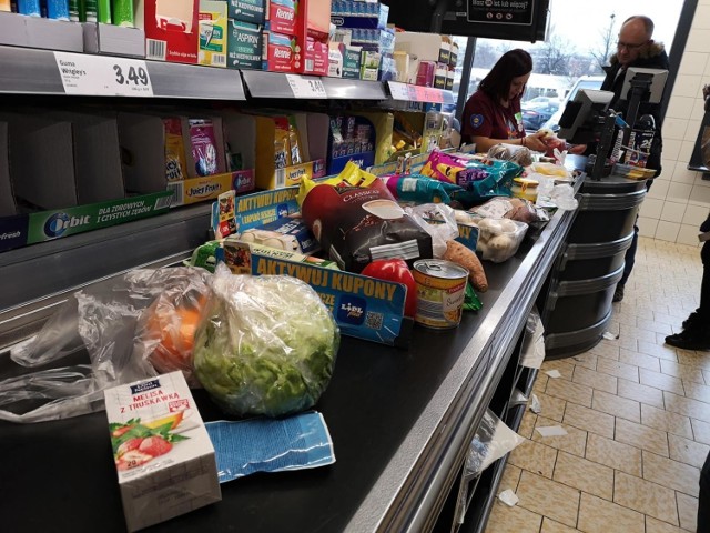 Aktualnie ofert pracy jest jeszcze dużo. Ciągle można je liczyć w setkach – dotyczy to zarówno Lidla, jak i Biedronki.

Lidl i Biedronka. Jakie oferują pensje?

Czytaj: Najśmieszniejsze wpadki polskich komentatorów sportowych

W Lidlu nowo zatrudnieni pracownicy zarabiają od 3,4 tys. brutto do 4,1 tys. brutto – po roku zwykle otrzymywali podwyżki.
W Biedronce nowo zatrudniona osoba zarabia od 3,05 tys. brutto do 3,4 tys brutto.

Zobacz: Najładniejsze dziewczyny na Instagramie