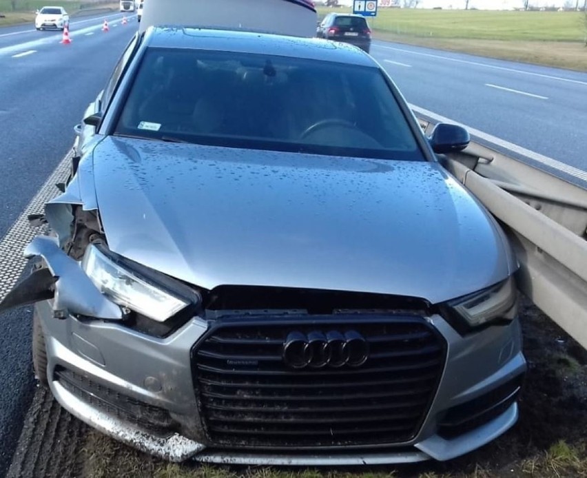 Ciężarówka staranowała audi z trzyosobową rodziną na autostradzie A4 w okolicy Brzegu [ZDJĘCIA]