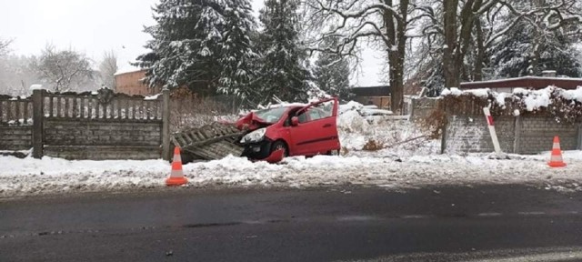 Do wypadku na drodze wojewódzkiej nr 160 w miejscowości Ostrowiec (powiat strzelecko-drezdenecki). Przed południem osobowy opel wypadł z drogi i uderzył w betonowe ogrodzenie.

ZOBACZ ZDJĘCIA Z AKCJI SŁUŻB RATUNKOWYCH >>>
 


Na miejscu interweniowała OSP z Dobiegniewa, jednostka ratowniczo-gaśnicza ze Strzelec Krajeńskich, policja oraz pogotowie ratunkowe. 

Przypominamy, że obecnie na lubuskich drogach panują bardzo trudne warunki atmosferyczne, a temperatura przy gruncie jest znacznie niższa, niż ta odczuwalna w powietrzu. Uważajcie w czasie jazdy!

Czytaj również: Samochód osobowy przebił barierki i wpadł do kanału. Znalazł się w połowie pod wodą

Obejrzyj: Samochód wpadł do Warty w Kostrzynie - nagranie z monitoringu:
