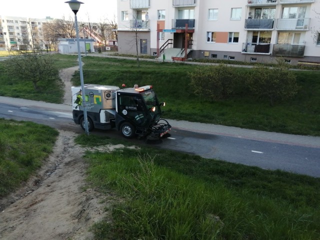 Trwa pozimowe sprzątanie ulic i ścieżek rowerowych.