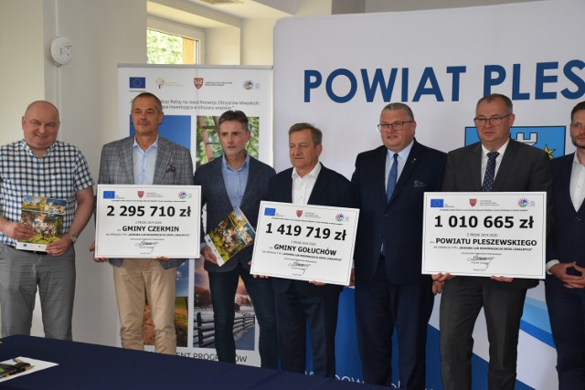 W Pleszewie podpisano umowy na przebudowę trzech dróg. Powody do zadowolenia mają mieszkańcy trzech miejscowości w powiecie pleszewskim
