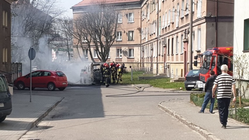 Pożar samochodu w Bytomiu! Ewakuowano dzieci z przedszkola [WIDEO i ZDJĘCIA]