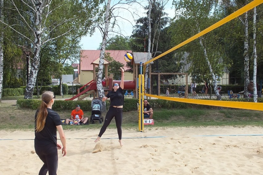 Nad brzegiem Jeziora Pniewskiego rozegrano turniej plażówki