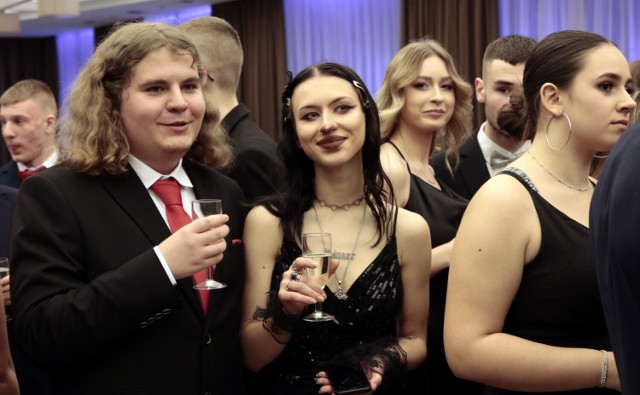Tegoroczni maturzyści z IV Liceum Ogólnokształcącego w Grudziądzu bawili się w czwartek (5 stycznia) w hotelu Rudnik. 