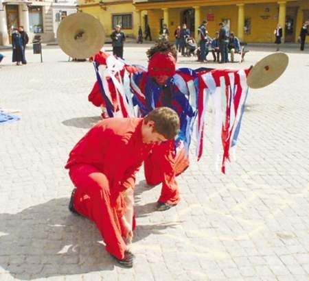 W ramach Festiwalu Sztuki Bezdomnej cieszyniacy zobaczyli happening bielskiego Klubu Gaja &amp;#8222;Zakorzenianie&amp;#8221;.