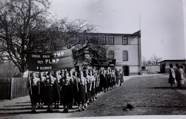 Sławno rok 1954. Pochód 1-majowy, w tle obecna Szkoła Podstawowa nr 3