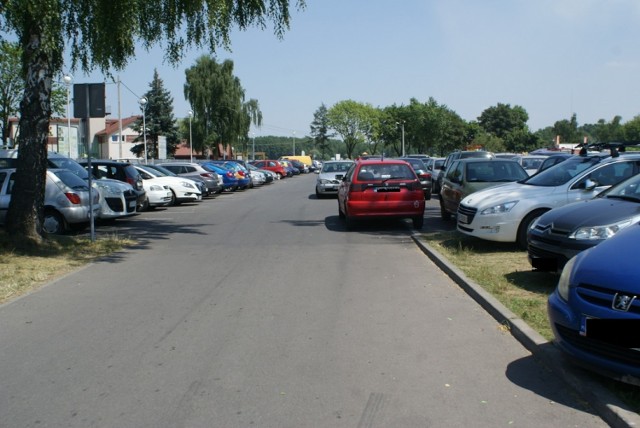 Parking nad Pogorią III latem często wypełniony jest po brzegi samochodami
