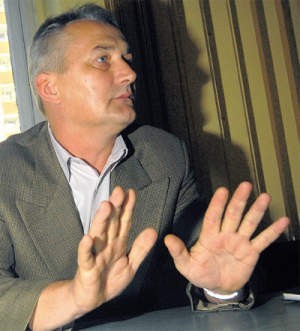 Opolski komendant OHP Dariusz Medoliński twierdzi, że w sprawie remontu internatu ma czyste ręce
