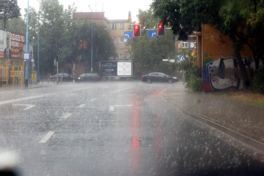 Ostra ulewa przechodzi nad Legnicą i okolicą, zobaczcie zdjęcia