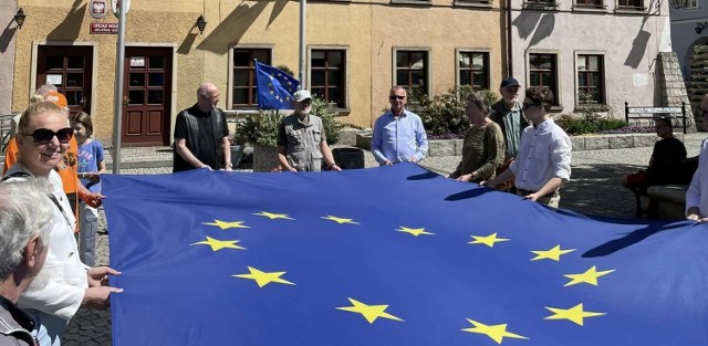 Komitet Obrony Demokracji zorganizował w Jeleniej Górze na placu Ratuszowym obchody 20. rocznicy wejścia Polski do UE