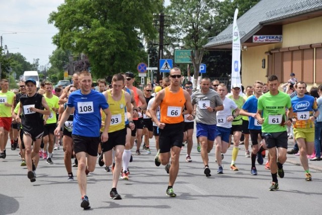 Po raz drugi wystartowali do biegu o puchar Prezesa Banku Spółdzielczego w Piotrkowie Kujawskim - prawie 80 biegaczy pokonało dystans 10 km z Piotrkowa do Połajewa.