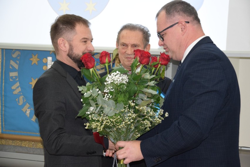Grzegorz Grygiel obiecał, że będzie pamiętał o Pleszewie. Władze powiatu podziękowały mu za 13 lat pracy