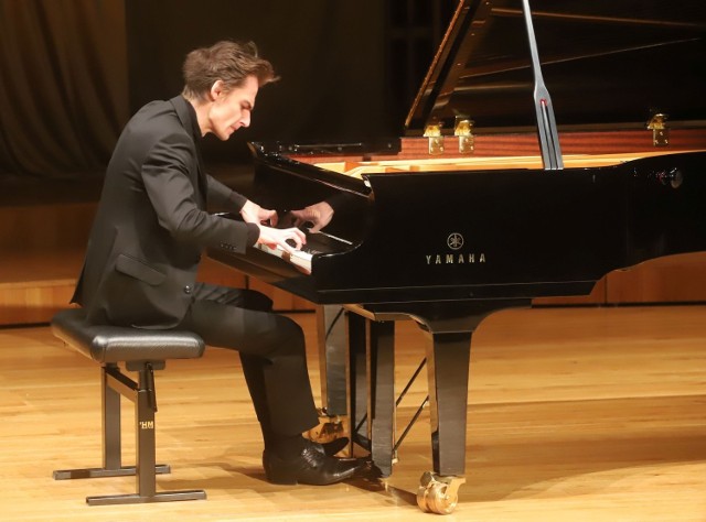 Witany brawami Marcin Wieczorek zagrał recital chopinowski.