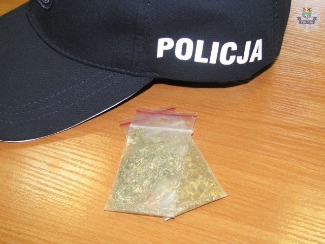 Jastrzębie: zatrzymany na widok policjantów wyrzucił do rzeczki worek z marihuaną.