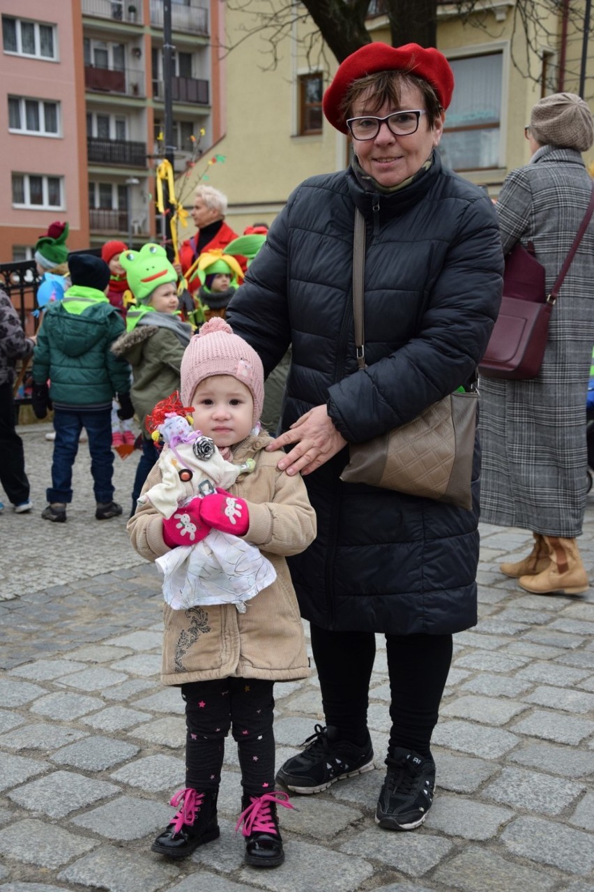 W pierwszy Dzień Wiosny na moście nad rzeką Łebą przy ul. Staromiejskiej spotkały dzieci z lęborskich przedszkoli i szkół podstawowych, by wziąć udział w konkursie na wykonanie marzanny.