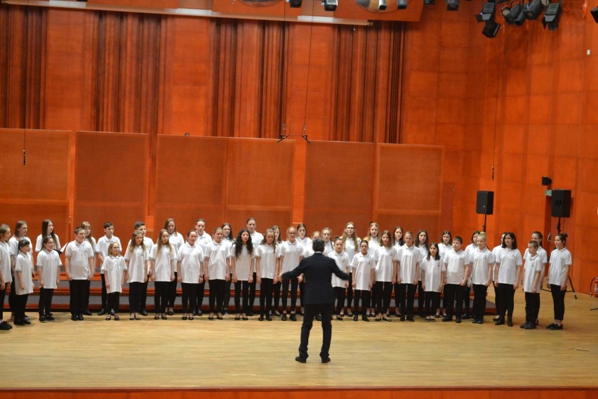 Chór szkoły muzycznej w Wieluniu na podium regionalnego przeglądu