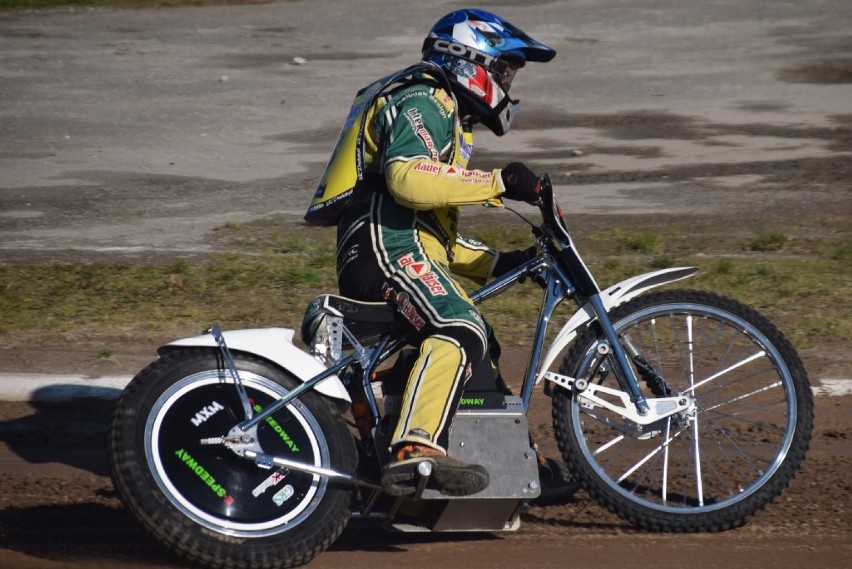 Żużel Gniezno. Motocykl elektryczny na zawodach amatorów