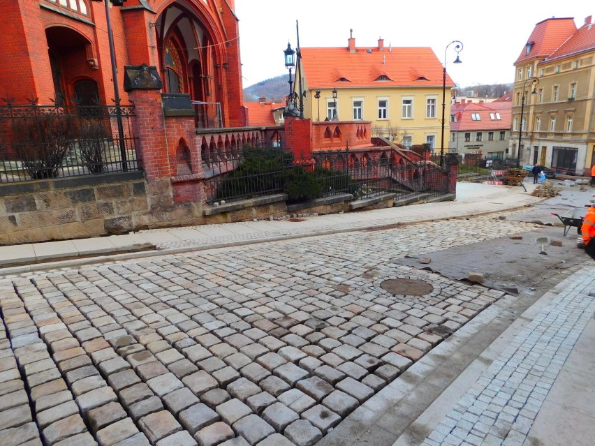 Remont ulicy Garbarskiej dobiega końca. Trwa brukowanie jezdni [ZDJĘCIA]