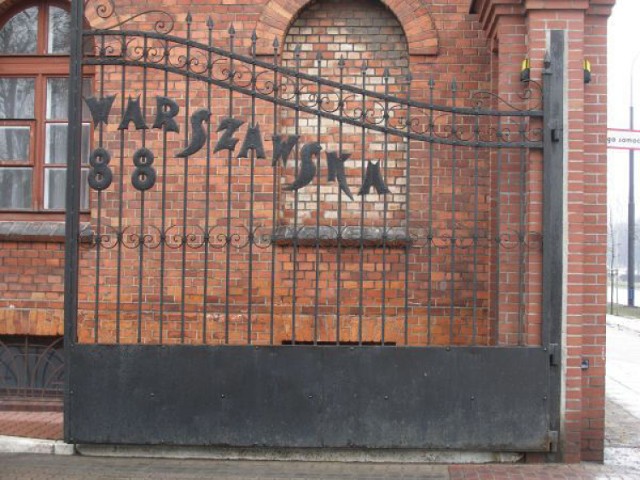 Wejścia na teren gazowni strzeże zabytkowa brama, pochodząca podobnie jak budynki, z 1888 roku. Fot. Magdalena Gawryś