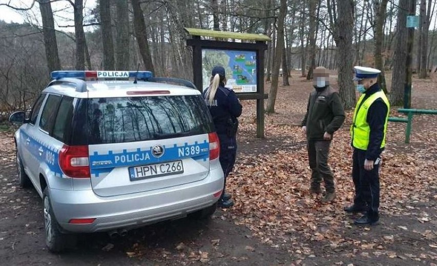 Policjanci apelują - bądź bezpieczny podczas wyprawy do lasu