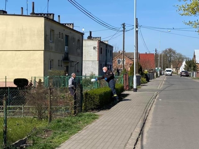 Tak rozdawano maseczki w gminie Czerwieńsk. W akcji strażacy OSP i wolontariusze.