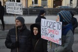 Protest pod hasłem "Stop segregacji sanitarnej" w Bełchatowie na placu Narutowicza