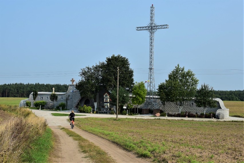 Tak wygląda droga krzyżowa w Kornelinie nad jeziorem Bagno....