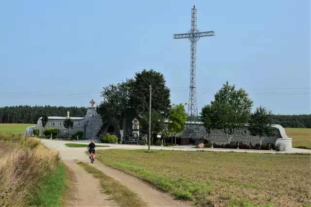 Tak wygląda droga krzyżowa w Kornelinie nad jeziorem Bagno. Zobaczcie zdjęcia >>>>