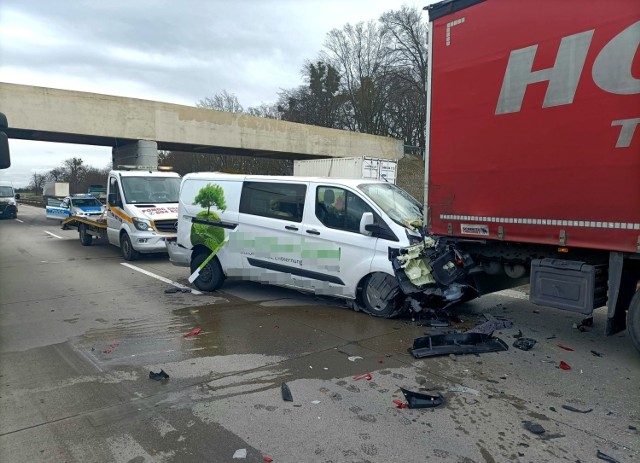 Wypadek na autostradzie A4 pod Wrocławiem, droga jest zablokowana w kierunku Legnicy. Do zdarzenia doszło na 146 kilometrze autostrady (między węzłami Pietrzykowice i Kąty Wrocławskie). Na jezdni w kierunku Legnicy zderzyły się trzy samochody ciężarowe i dwa osobowe. Nie ma osób ciężko rannych.