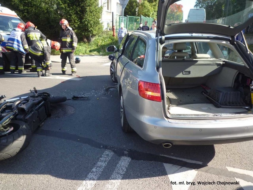 Motocyklista doznał poważnych obrażeń i został...