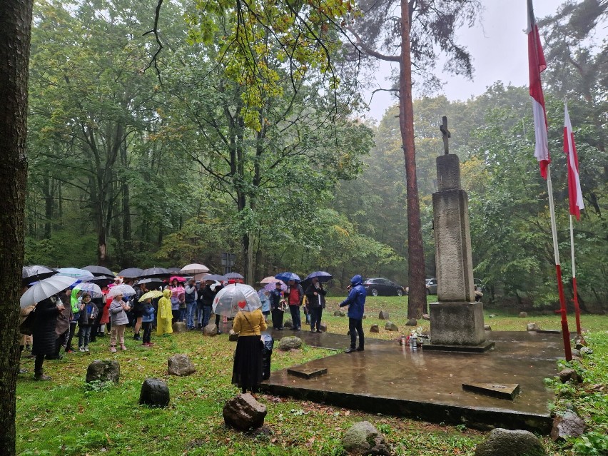 XV Edycja Akcji Zapal Znicz Pamięci. W gminie Kaźmierz uczczono pamięć ofiar II Wojny Światowej