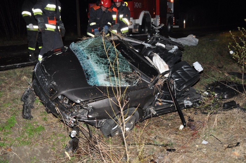 Lechuty Małe: Audi zjechało z drogi i uderzyło w drzewo. Nie żyje 26-latek