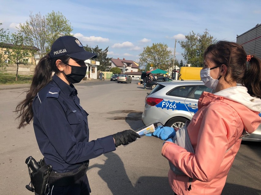 Policjanci w Skierniewicach zaczęli rozdawać maseczki ochronne [ZDJĘCIA]