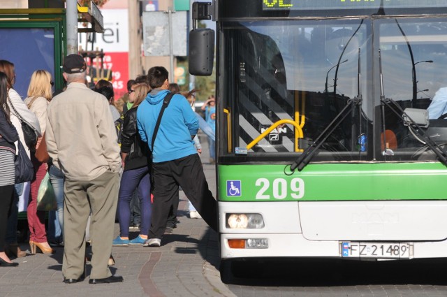 Regulamin MZK zawiera 18 punktów, w których dokładnie omówione jest to, czego nie wolno robić w autobusach pasażerom.

Nie wszyscy jednak stosują się do tych zapisów. Zajmują miejsca wyznaczone np. dla kobiet w ciąży, hałasują albo jedzą podczas jazdy. 

Czego dokładnie nie można robić, podróżując autobusami MZK w Zielonej Górze? To musisz wiedzieć>>>

źródło: zarządzenie nr 1010 2018 Prezydenta Miasta Zielona Góra, w sprawie regulaminu przewozu osób, rzeczy, zwierząt i bagażuw publicznym transporcie zbiorowym.

WIDEO:MZK Zielona Góra - gorący przycisk

