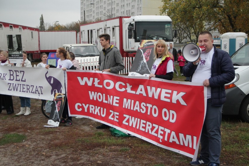 Protest obrońców praw zwierząt przed cyrkiem we Włocławku [zdjęcia, wideo]