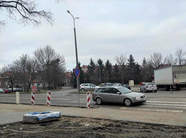Na ul. Żeromskiego pojawił się nowy chodnik. Co z przejściem dla pieszych?