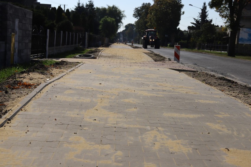 Trwa budowa ścieżki pieszo-rowerowej z Kobylina do Zalesia Małego [ZDJĘCIA]