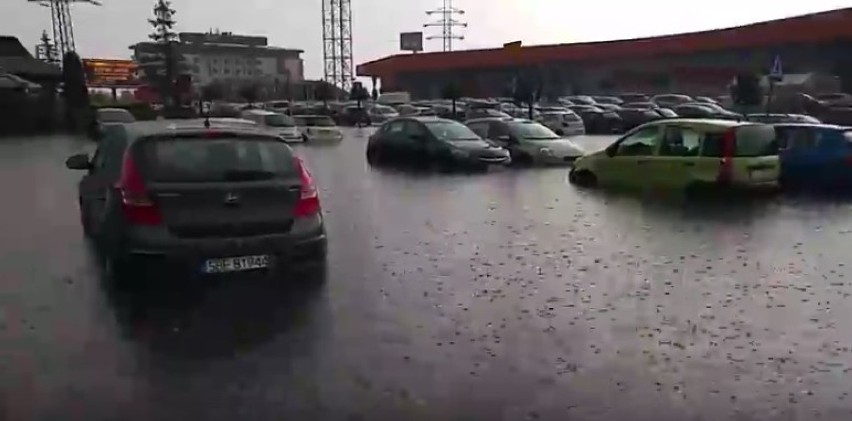 Na parkingu przed centrum handlowym M1 w Czeladzi powstało...