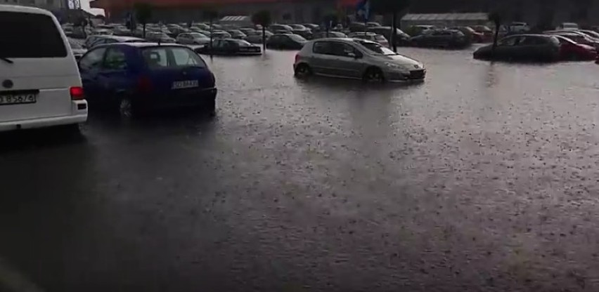 Na parkingu przed centrum handlowym M1 w Czeladzi powstało...