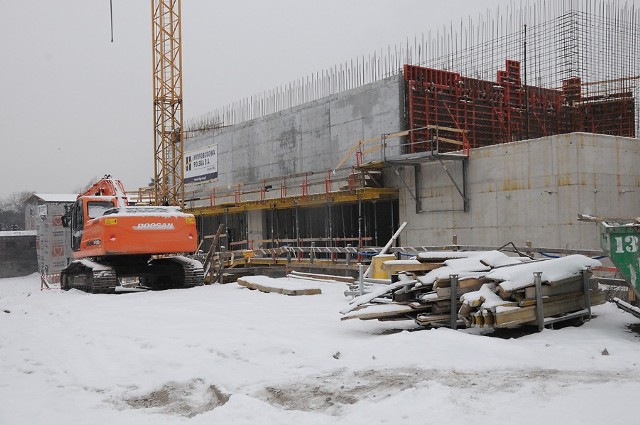 W styczniu przerwano prace, ponieważ na ścianach zauważono rysy. Jednak już po ponad tygodniowej przerwie budowlańcy powrócili na plac budowy. Rysy z powodu których przerwano prace okazały się niegroźne. 

Zobacz także: Opóźnienia na budowie ICHOT-u. Wykonawca boi się mroźnej zimy [ZDJĘCIA] 