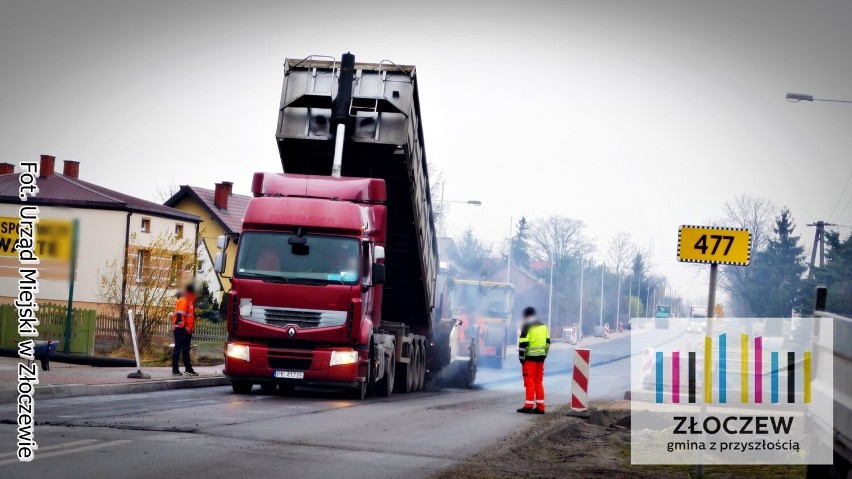 Kładą asfalt na remontowanej ul. Wieluńskiej w Złoczewie. Uwaga kierowcy, obowiązuje ruch wahadłowy ZDJĘCIA