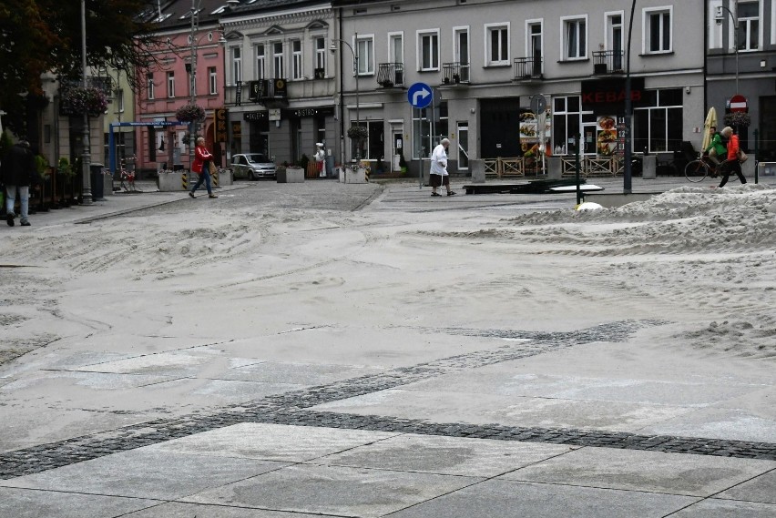 Nocna ulewa rozmyła plażę na kieleckim Rynku. Piach znalazł się na ulicach [ZDJĘCIA]